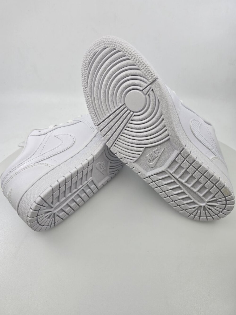 WOMAN'S AIR JORDAN 1 LOW AO9944 111 / SIZE 8 - Picture 7 of 7